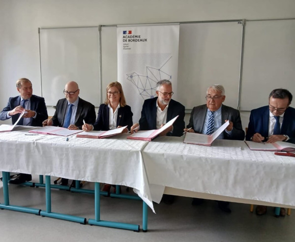 À la veille de la nuit du Droit, officialisation d’un partenariat ancien pour la Clinique du droit, signature de la convention de collaboration pluripartite entre l’Académie de Bordeaux, l’Ecole nationale de la magistrature, le Conseil Régional des notaires de Bordeaux, l’Ecole des avocats Aliénor, le CDAD 33 et l’université de Bordeaux.« Objectif droits » : des interventions d’étudiants au profit des collégiens et lycéens de l’Académie.